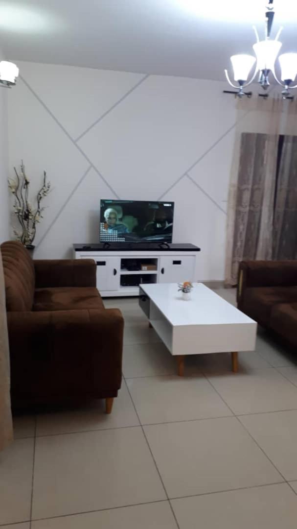 Signorile Jo 2 Apartment Yaounde Bagian luar foto